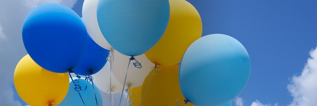 Liberala ballonger upp i den blåa himmeln