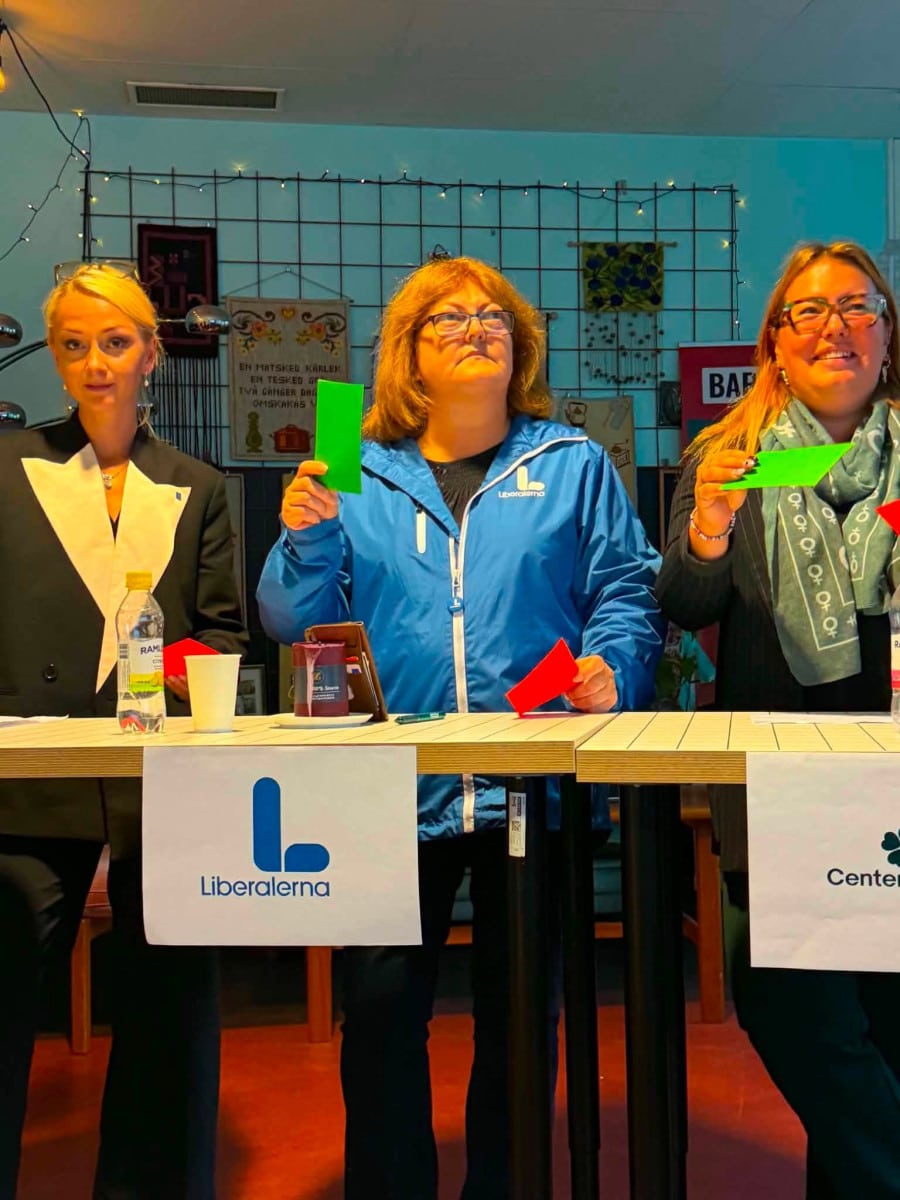 Christina Soldan (L) visar grön skylt