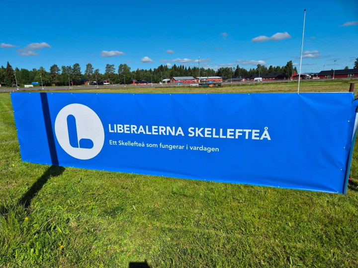 Liberalerna Skellefteås skylt på Skellefteåtravet