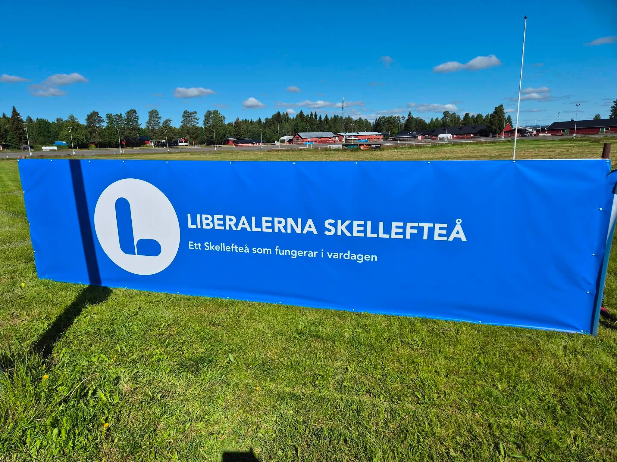 Liberalerna Skellefteås skylt på Skellefteåtravet